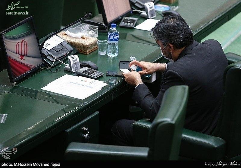 عکس/ نماینده مجلس در حال تمیز کردن تلفن همراه در جلسه صحن