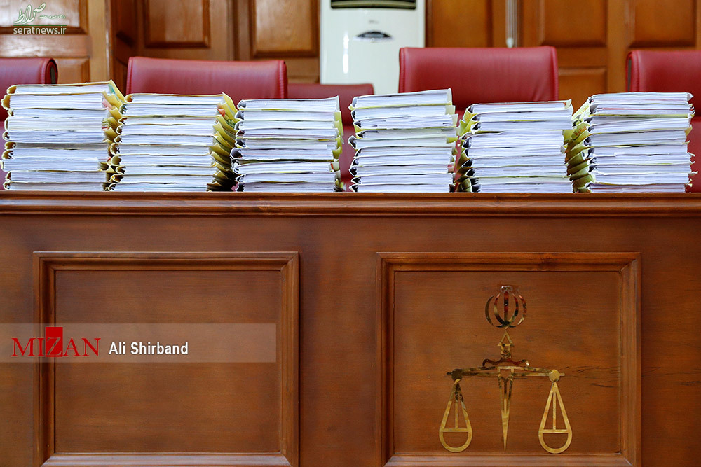 عکس/ حجم پرونده اکبر طبری در دادگاه