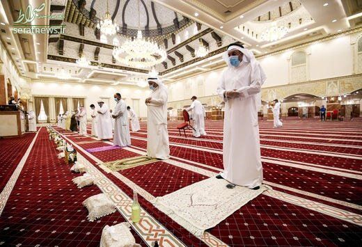 تصویری جالب از فاصله گذاری کویتی ها در نماز جماعت
