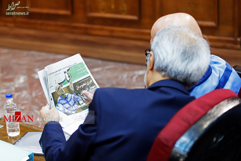 عکس/ اکبر طبری در حال خواندن روزنامه در دادگاه