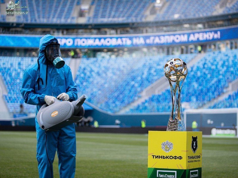 عکس/ بالا بردن جام ضد عفونی شده لیگ روسیه