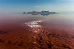 چرا آب دریاچه ارومیه قرمز شده است؟