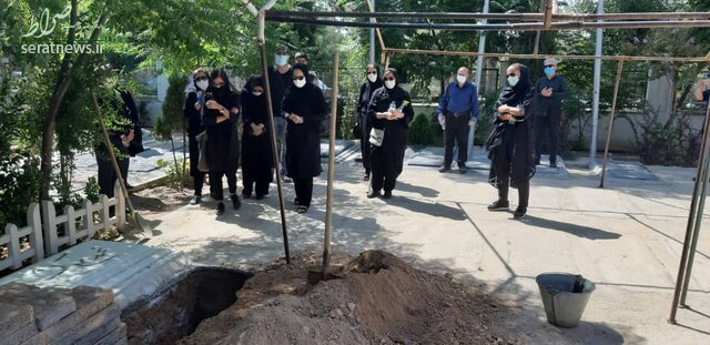 خسرو سینایی در کنار محمدعلی کشاورز آرام گرفت خسرو سینایی در کنار محمدعلی کشاورز آرام گرفت