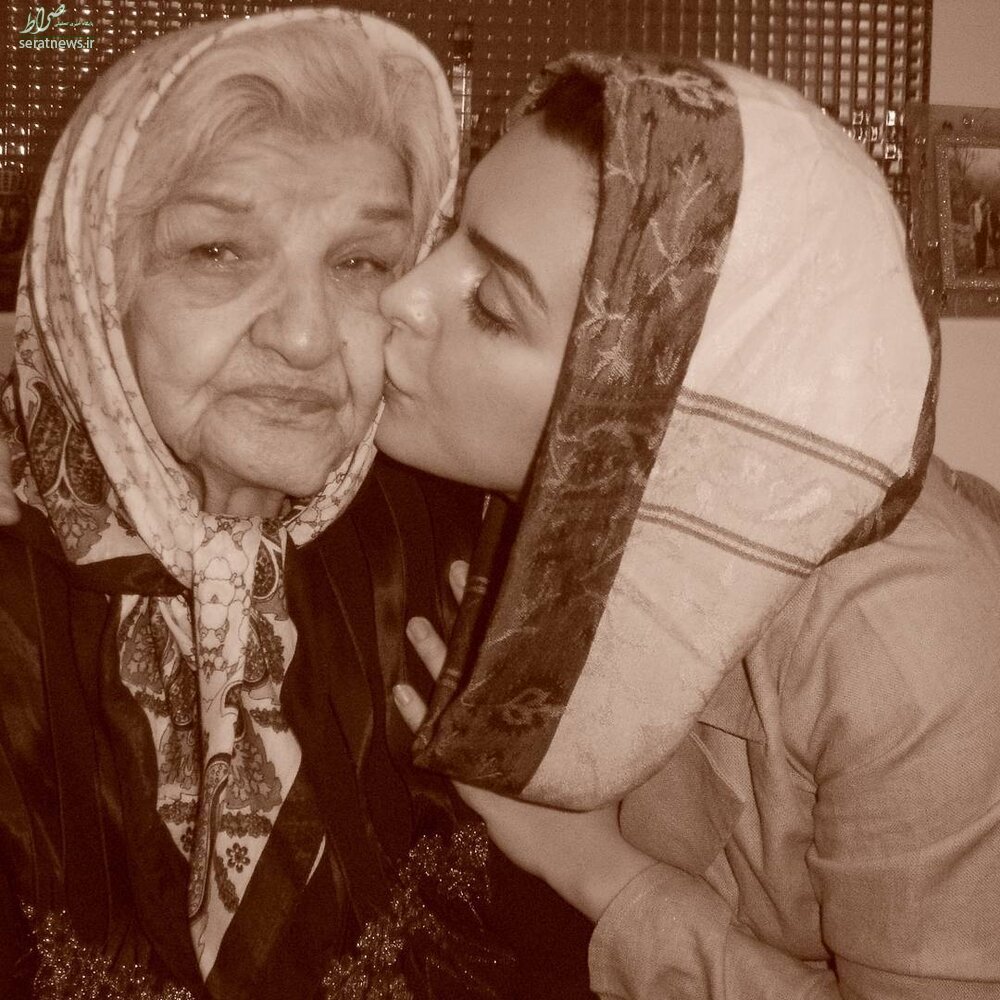عکس/ بوسه ماه‌چهره خلیلی بر گونه مادربزرگ مشهورش
