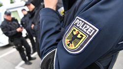 پلیس آلمان هم زانوی خود را روی گردن مظنون گذاشت