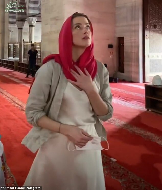 جنجال حضور «امبر هرد» با روسری در مسجد+ عکس