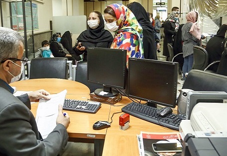 تصاویر/ ازدحام مردم در بانک ها در موج دوم کرونا