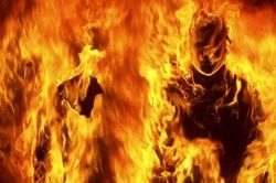 زن جوان خود و فرزندش را مقابل امامزاده به آتش کشید
