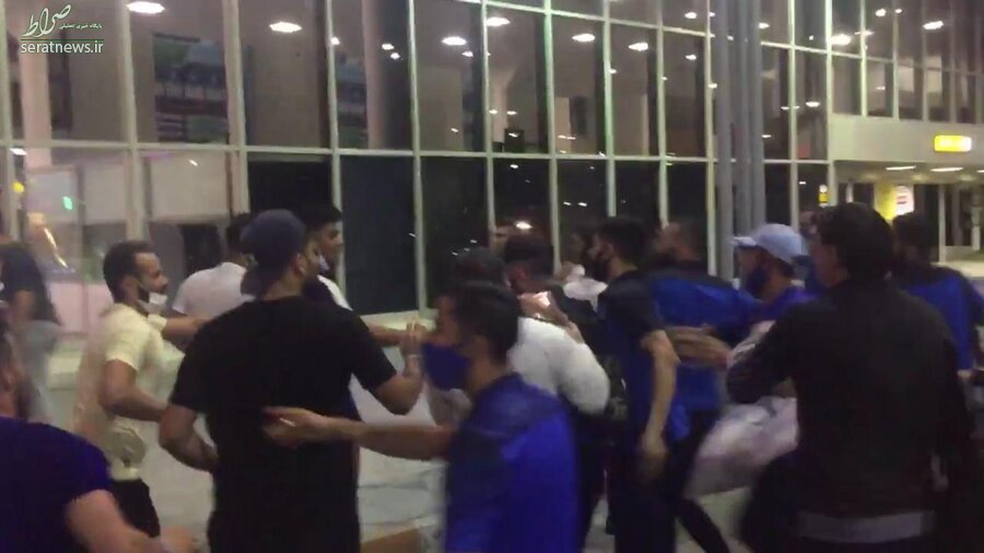 زد و خورد بازیکنان استقلال در فرودگاه در حمایت از مجیدی+تصاویر
