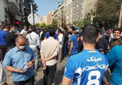 تجمع هواداران استقلال مقابل باشگاه