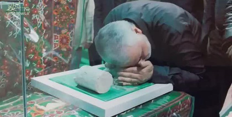 هدیه متبرکی که «حاجقاسم» از کرمان برای رهبر انقلاب برد+ عکس هدیه متبرکی که «حاجقاسم» از کرمان برای رهبر انقلاب برد+ عکس