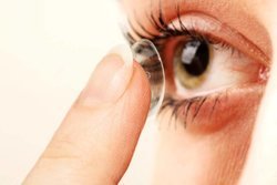 نکاتی درباره استفاده از لنز‌های تماسی چشم در دوران شیوع کرونا