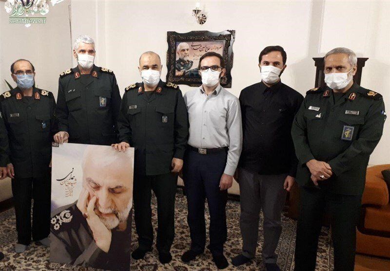 عکس/ فرمانده کل سپاه در کنار یک خانواده شهید معروف