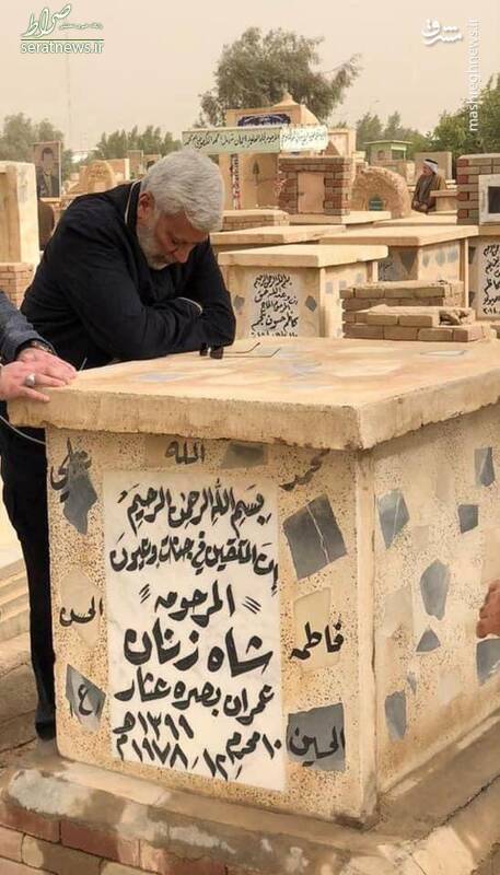 عکس/ شهید ابومهدی در کنار قبر مادرش در نجف