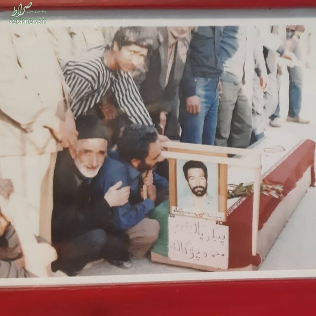 پدری که به تابوت پسر شهیدش چنگ میزد + عکس پدری که به تابوت پسر شهیدش چنگ میزد + عکس