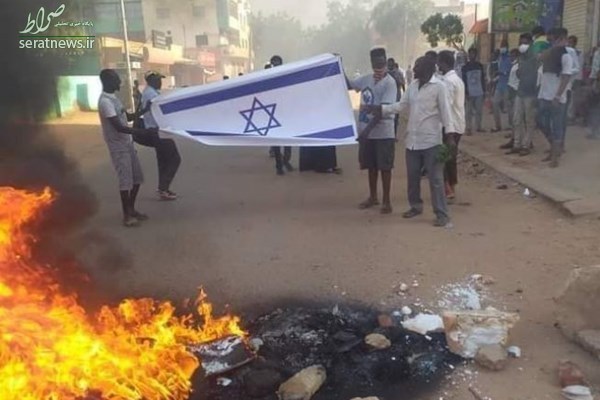 جوانان سودانی خشمگین از سازش، پرچم رژیم صهیونیستی را آتش زدند+عکس