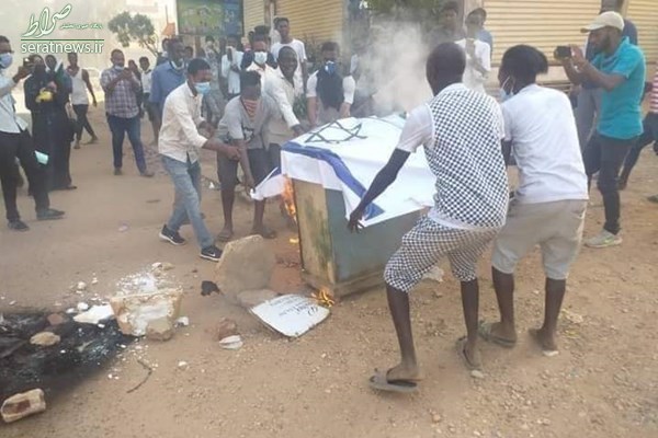 جوانان سودانی خشمگین از سازش، پرچم رژیم صهیونیستی را آتش زدند+عکس جوانان سودانی خشمگین از سازش، پرچم رژیم صهیونیستی را آتش زدند+عکس