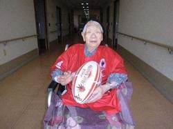مسن‌ترین زن جهان مشعل المپیک را حمل می‌کند