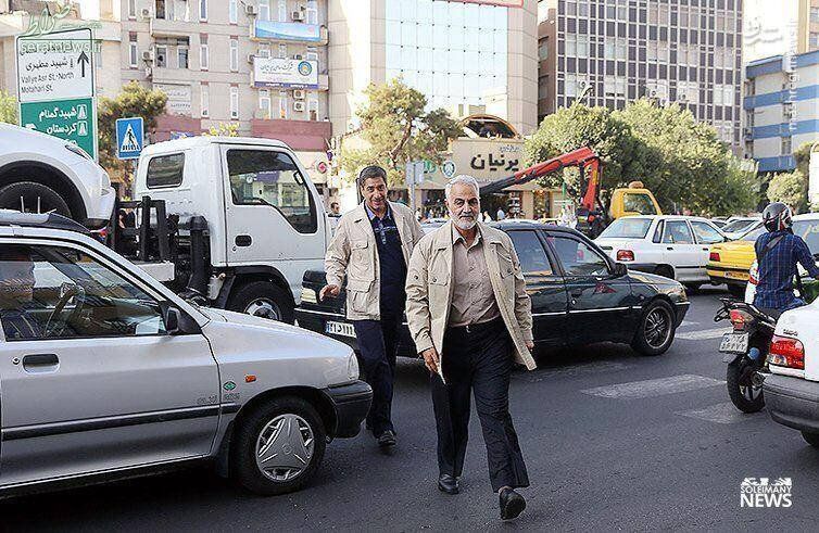 عکس/ تصویری دیده نشده از تردد بدون تشریفات سردار سلیمانی در خیابان‌های تهران