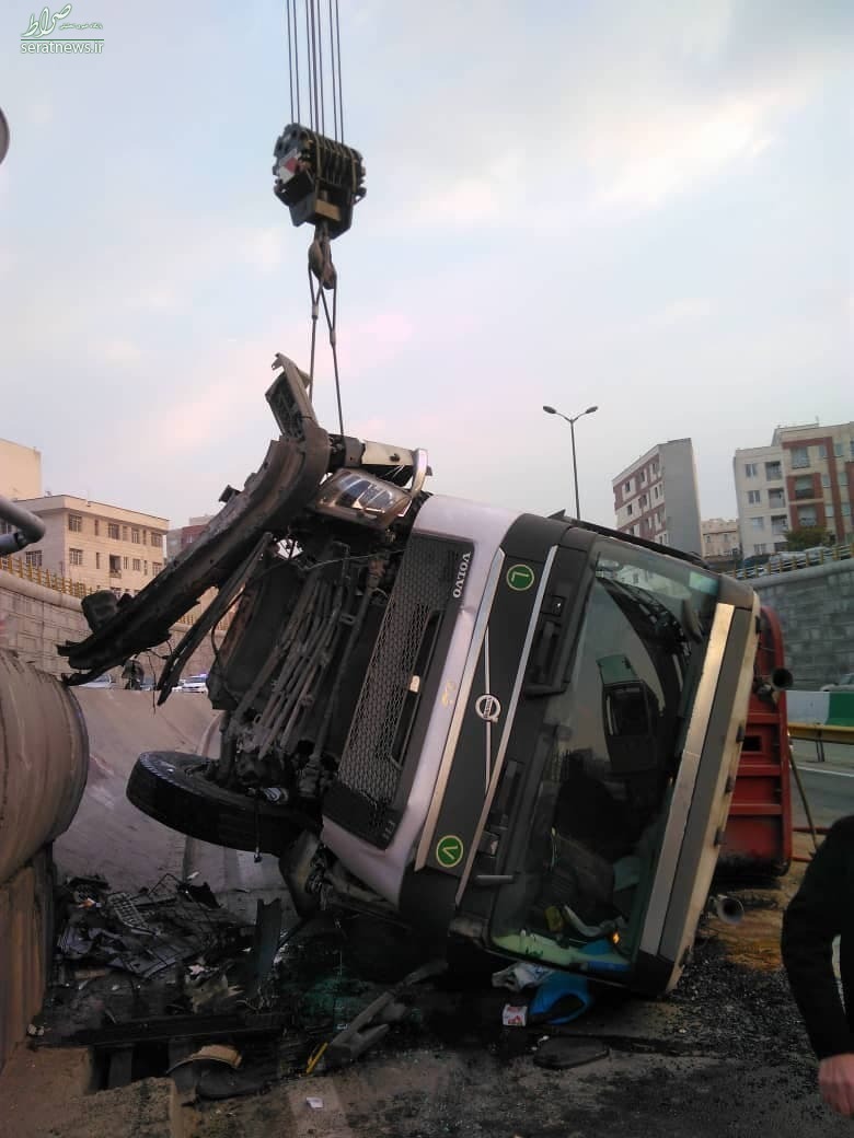 واژگونی یک دستگاه تریلر در بزرگراه امام علی/ راننده ۴۵ ساله جان باخت+ عکس و فیلم