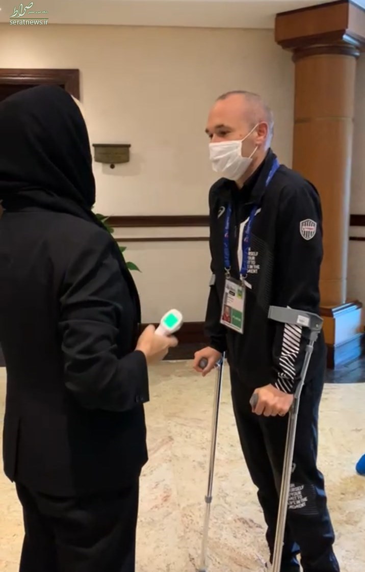 اینیستا با عصا در فینال شرق آسیا حاضر شد + عکس اینیستا با عصا در فینال شرق آسیا حاضر شد + عکس