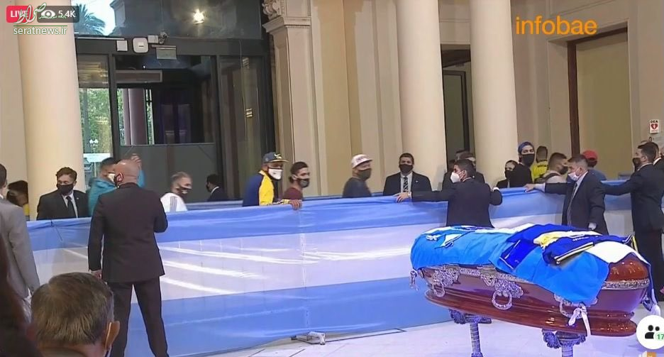 پیکر مارادونا به کاخ رئیس جمهور آرژانتین رسید؛ وداع مقامات و هواداران با دیگو+عکس