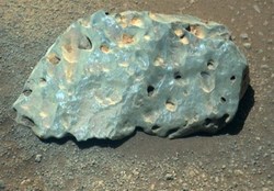 کشف یک سنگ عجیب در سطح مریخ+ عکس