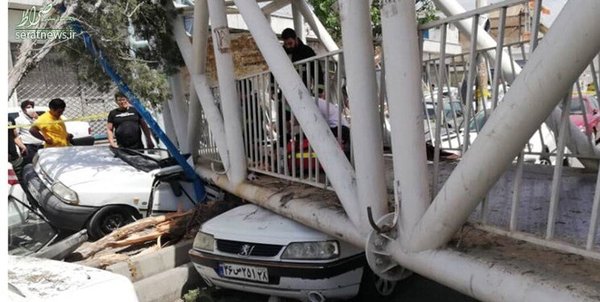 عکس/ سقوط پل عابرپیاده روی خودروها