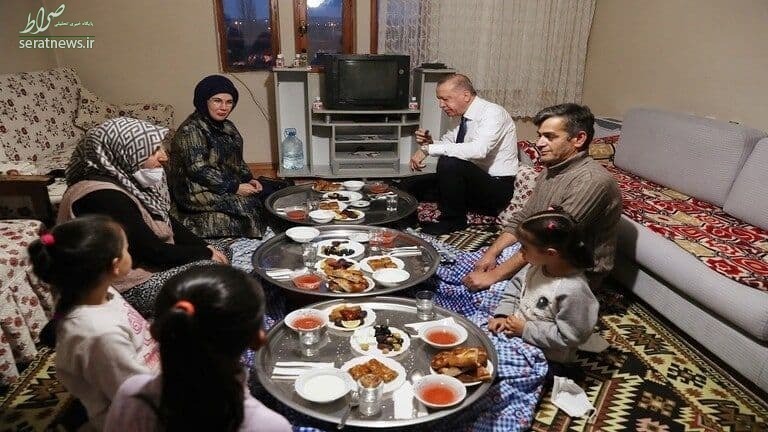 عکس/ حضور اردوغان در افطاری یک شهروند