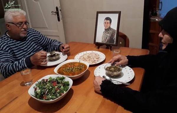 عکس/ سفره افطار پدر و مادر شهید مدافع حرم لبنانی