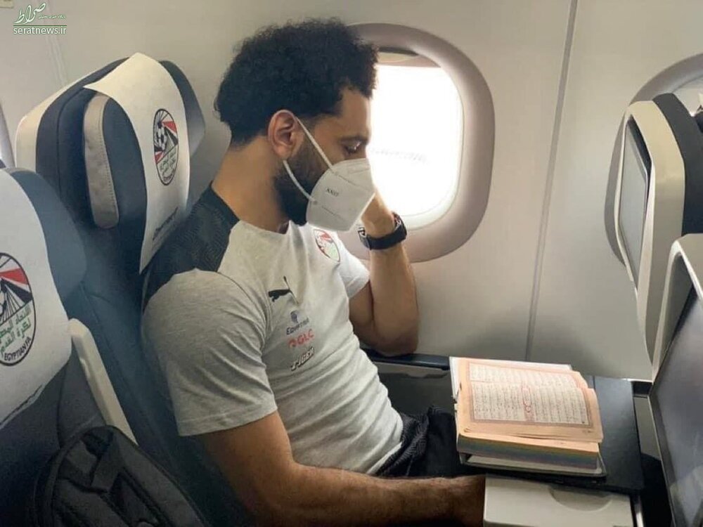 عکس/ قرآن خواندن بازیکن لیورپول در هواپیما