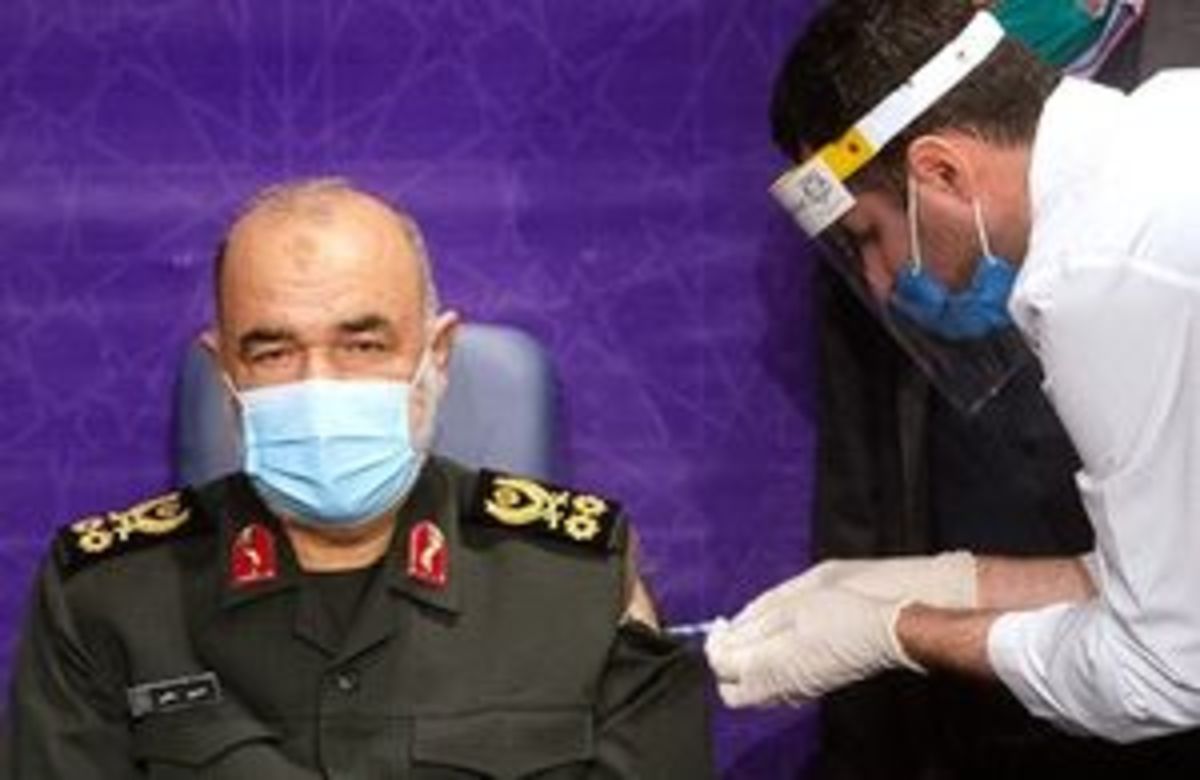 توئیت / آیا لباس سردار سلامی را برای تزریق واکسن پاره کردند؟!