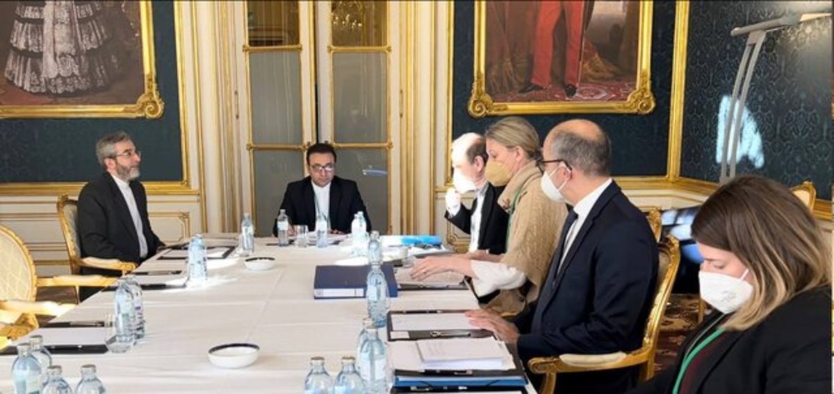 نشست رؤسای هیأت‌های مذاکره‌کننده ایران و سه کشور اروپایی با حضور انریکه مورا
