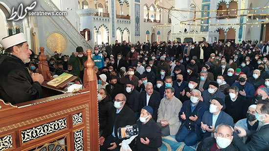 عکس / احمدی نژاد در صف نماز جمعه استانبول