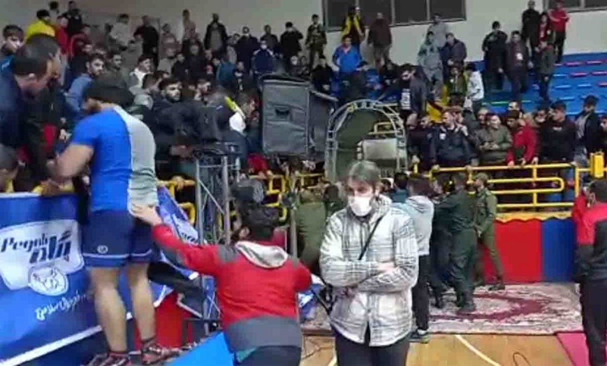 درگیری و زد و خورد مهدی هاشمی با مأمور پلیس / حمله مربی کرمانشاهی به حسن یزدانی+فیلم