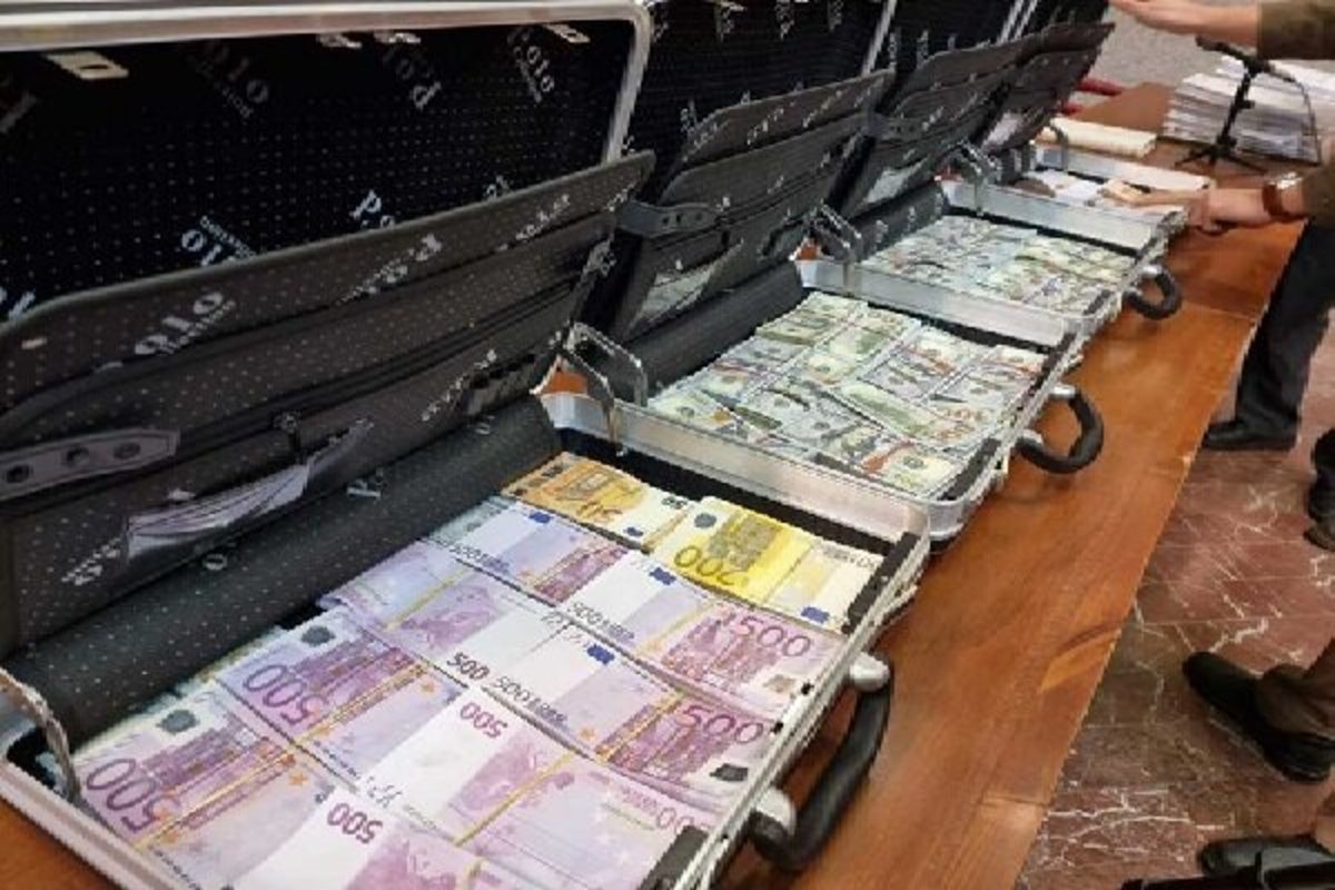 کیفهای لبریز از رشوه دلار در دادگاه به نمایش درآمد