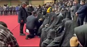 فیلم/ پابوسی مادر توسط فرزندان مرحوم یزدانی خرم