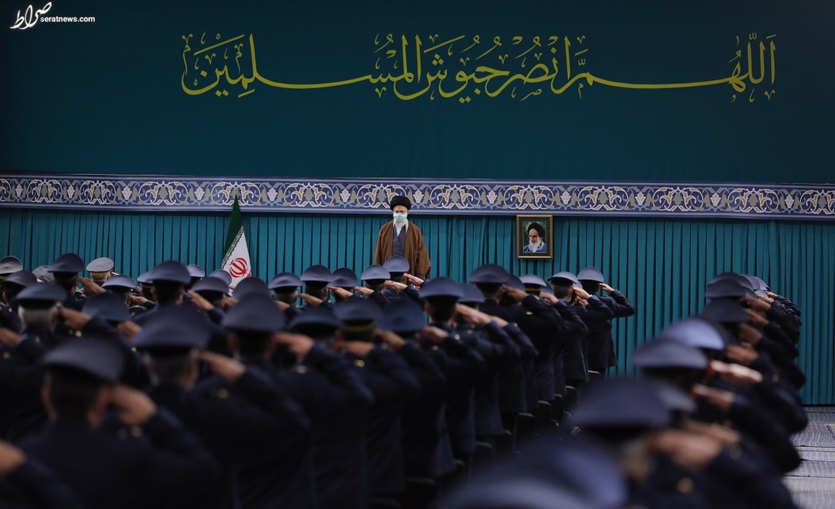 آمریکا از جایی ضربه میخورد که هرگز آن را محاسبه نکرده است / فرمان تهاجم ترکیبی در مقابل تهاجم دشمن / قاب تصویر بیعت همافران با امام خمینی (ره) مصداق «جهاد تبیین»
