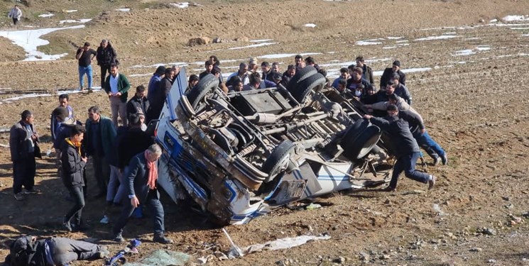 واژگونی مینی بوس در محور عجب‌شیر-آذرشهر، 3 کشته و مصدوم برجا گذاشت