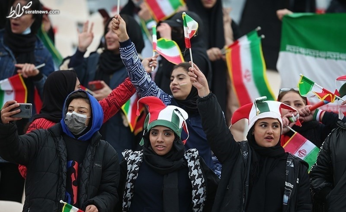 حاشیه دیدار ایران و عراق / خوشحالی بانوان پس از ورود به ورزشگاه آزادی + فیلم