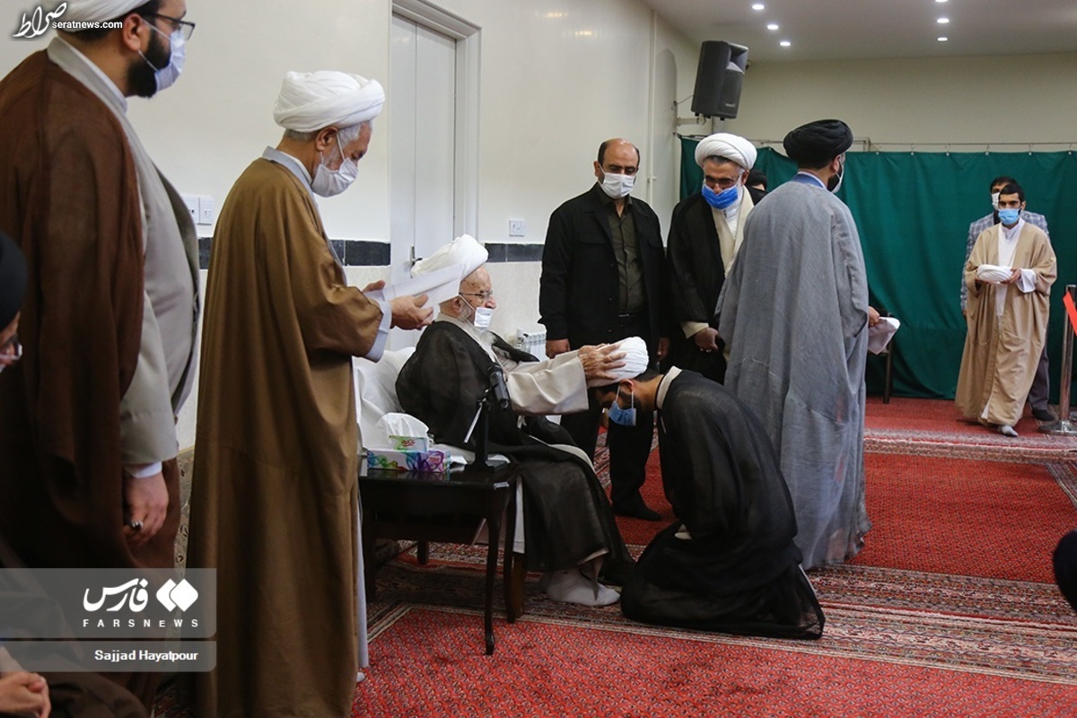 عکس/ عمامه‌گذاری طلاب در میلاد امام حسین(علیه السلام)