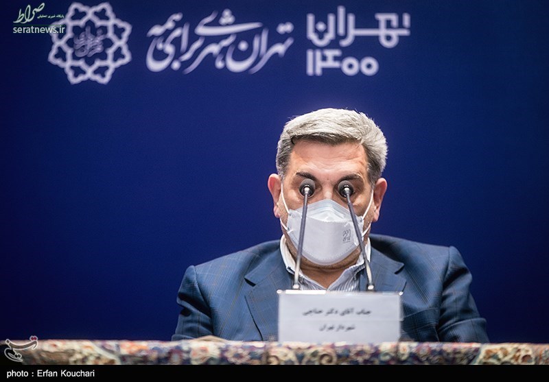عکس/ شکار تصویری جالب از شهردار تهران در نشست خبری