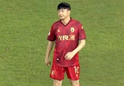 اتفاقی عجیب در فوتبال چین؛ خرید تیم برای میدان دادن به فرزند ناآماده مالک! + عکس