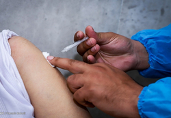 تزریق واکسن کرونا و آهنربایی شدن/ دلیل واقعی مغناطیسی شدن بدن چیست؟