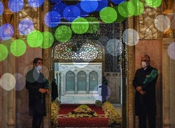 فیلم/ تعویض پرچم گنبد حرم حضرت معصومه (س)