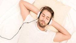 موسیقی قبل از خواب چه بلایی سرتان می‌آورد؟