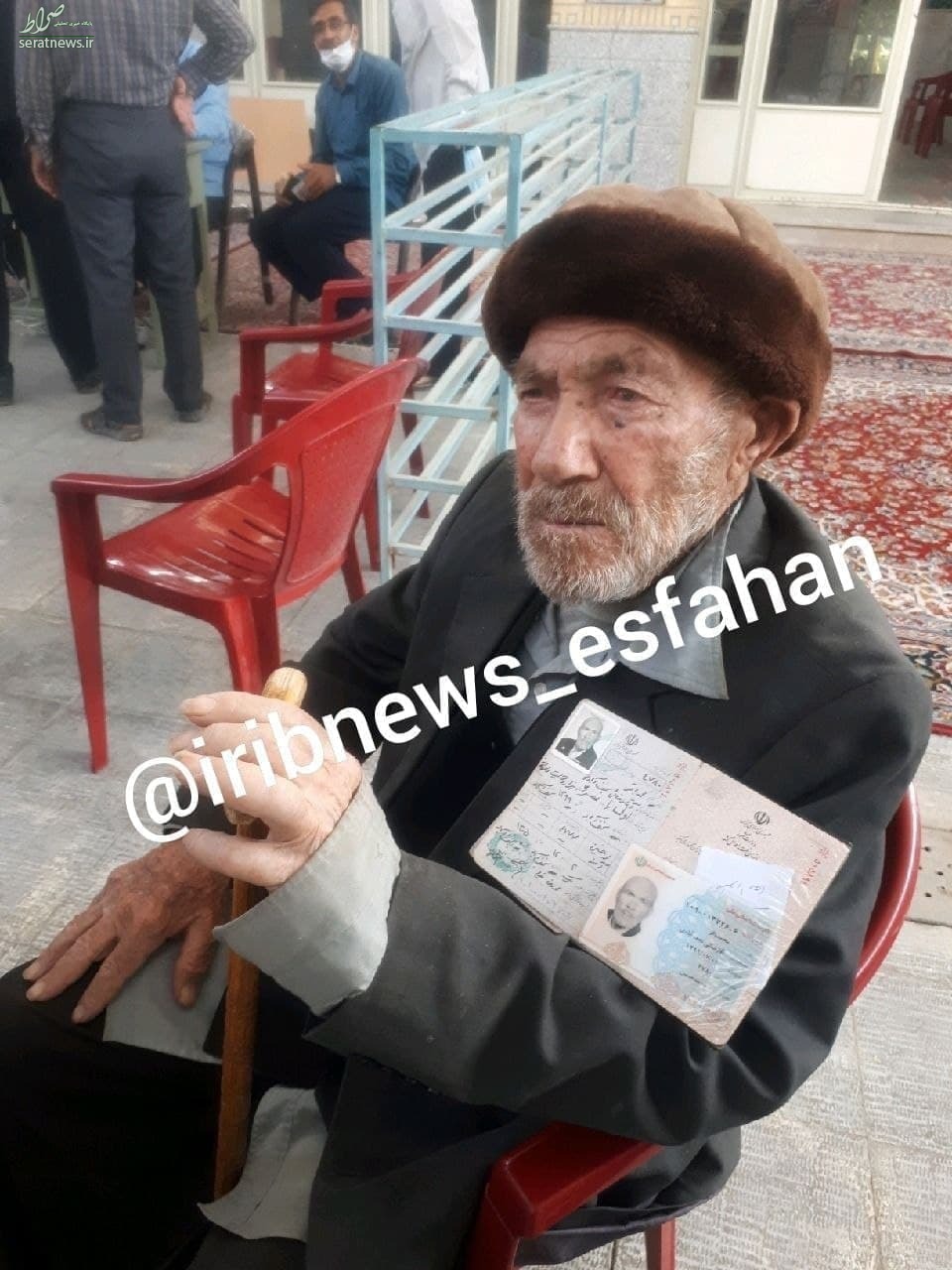 عکس پیرمرد ۱۰۱ ساله پای صندوق رای