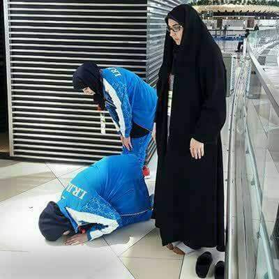 عکس/ دختران ورزشکار المپیکی در حال نماز خواندن! عکس/ دختران ورزشکار المپیکی در حال نماز خواندن!