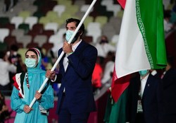 رژه کاروان ایران با ماسک‌های متفاوت و سکوت یک دقیقه‌ای برای جانباختگان کرونا/ صدای اعتراض در بیرون ورزشگاه+عکس و فیلم