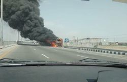 آتش‌سوزی اتوبوس و نجات ۲۰ مسافر در آزادراه تهران - قم